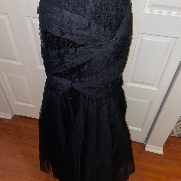 Monique Lhuillier Gown - Picture 4 of 7